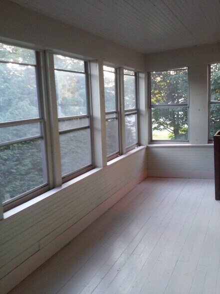 Private screened porch - 8 Bailey Ave