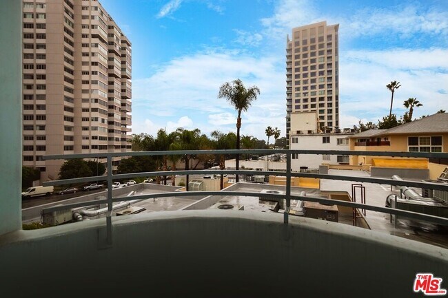 Building Photo - 10336 Wilshire Blvd