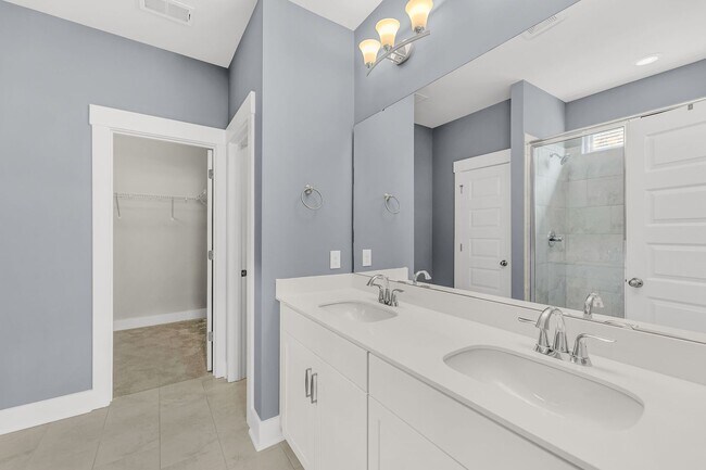 Building Photo - Charming Partially Furnished 3BR/2.5BA Home in the Heart of Park Circle — Available for Quick Mov...