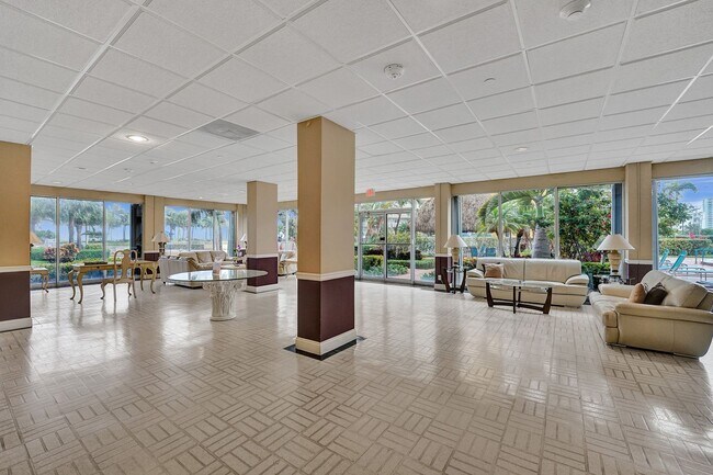Building Photo - Beautiful 2 bedroom 1.5 bath Condo