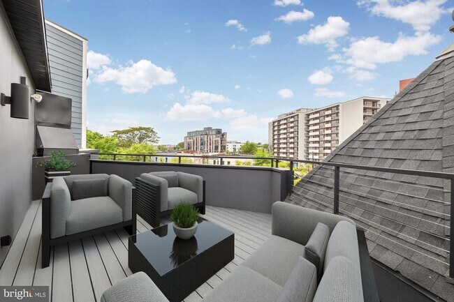 Building Photo - 1451 Maryland Ave NE