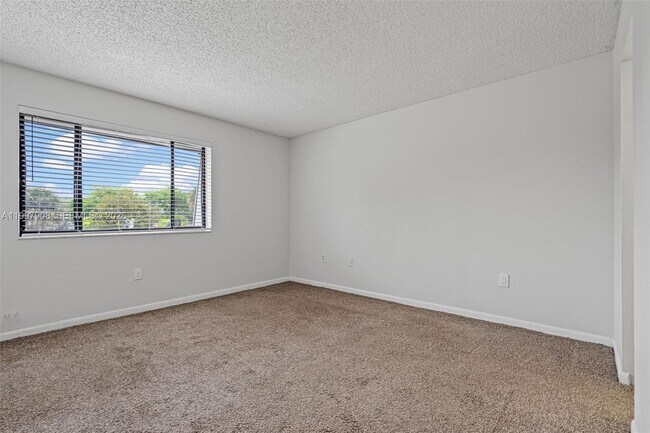 Building Photo - 319 NW 109th Ave