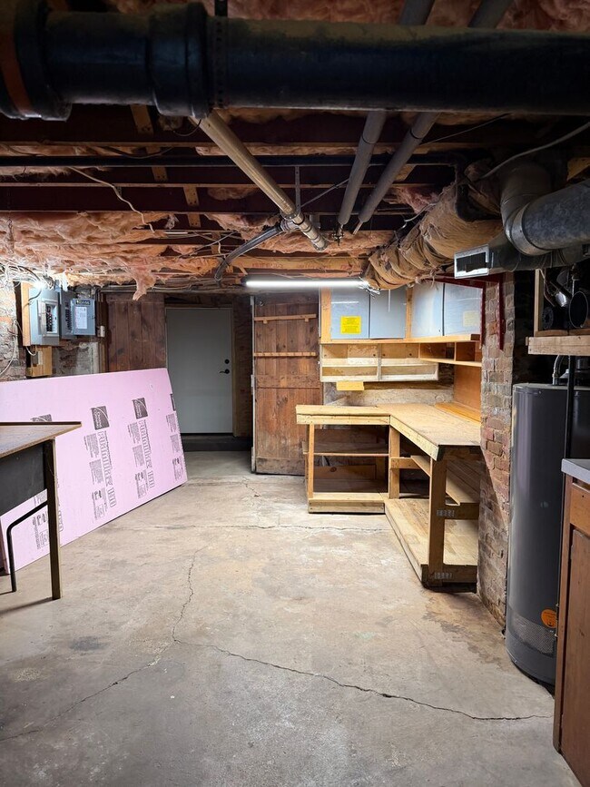 Building Photo - 3 Bed, 2 Bath Home with Garage