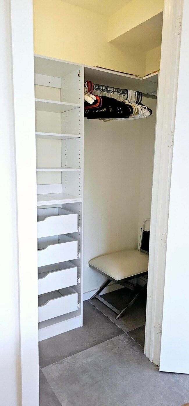 Building Photo - 365 SE 6th Ave