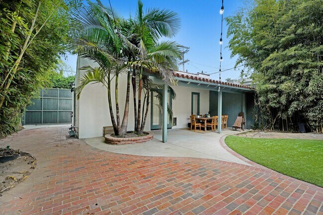 Building Photo - Spanish Style Venice Bungalow