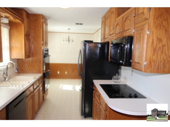 Building Photo - 1606 Hughes Ave