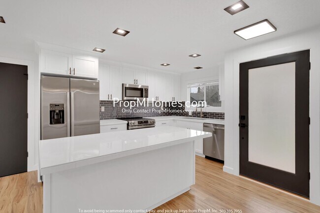 Building Photo - Newly Updated 3 Bedroom Aloha Home - Huge Yard!