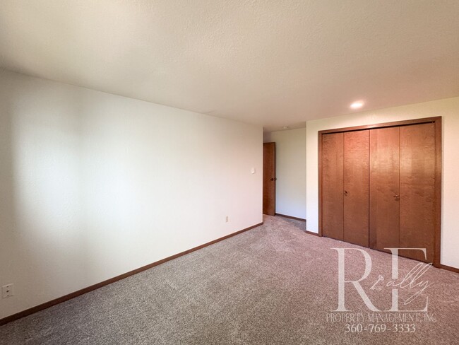 Building Photo - Highland Greens Golf Course Living