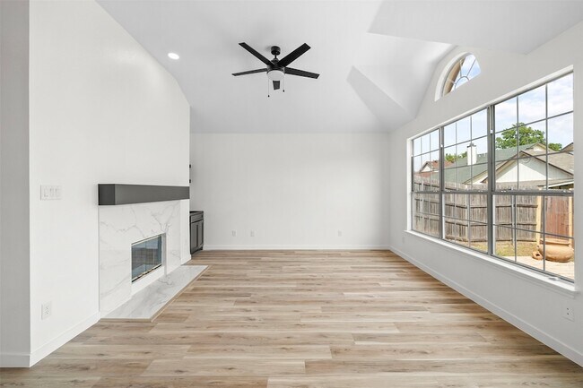 Building Photo - 945 Azalia Dr