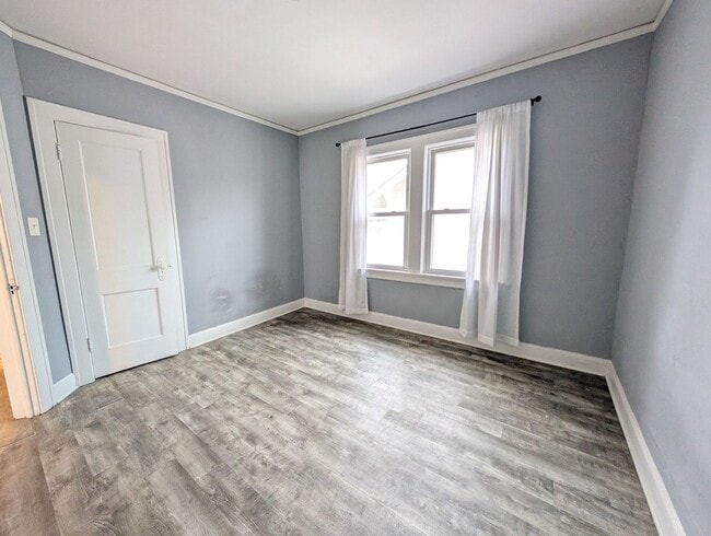 Building Photo - 2184 Wascana Ave