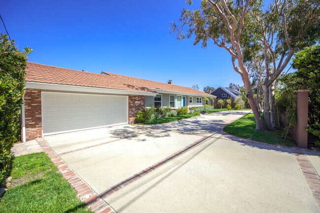 Building Photo - 6722 Dume Dr