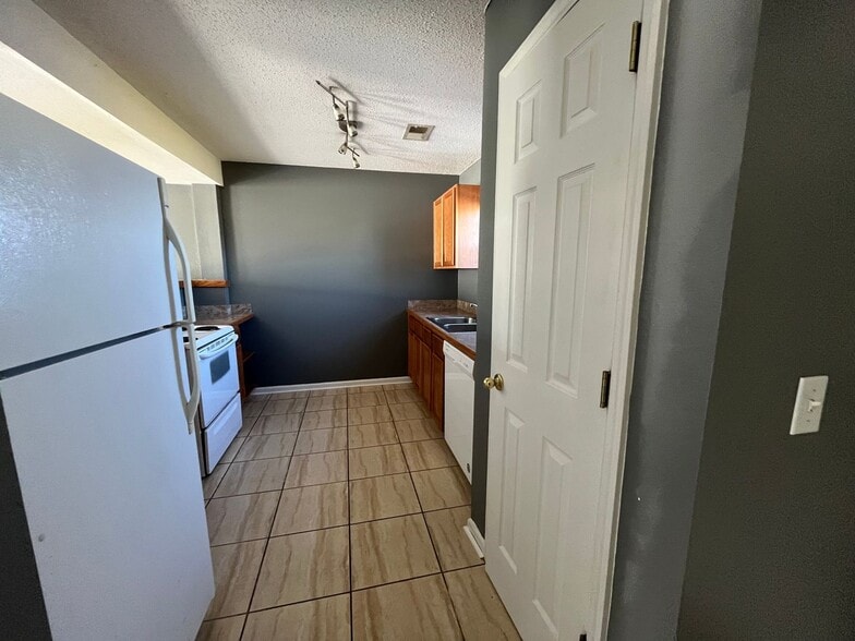 Building Photo - 57 Bearing Cir