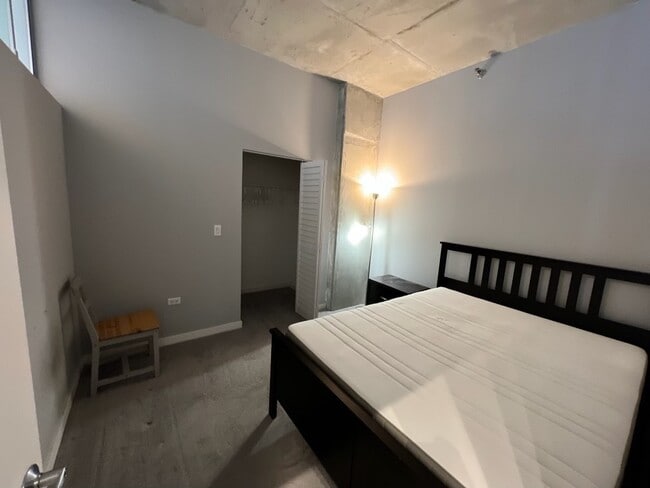 Building Photo - 235 W Van Buren St