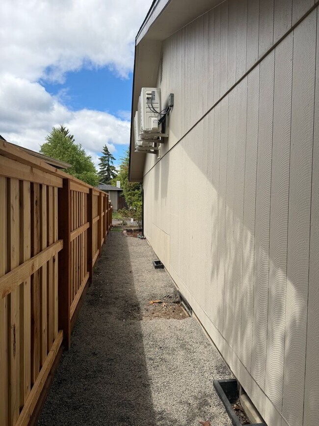 Building Photo - Beautifully updated 3 bedroom, 2 bath house in Eugene!