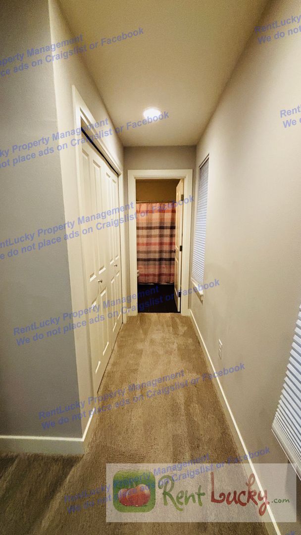 Building Photo - Spacious Issaquah Townhome w/ Entry-Level Suite & 2-Car Garage