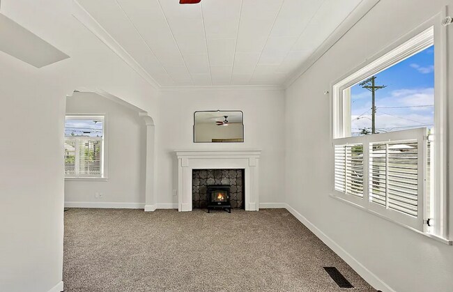 Building Photo - Beautiful Craftsman Home with Ample Parking & Outdoor Space