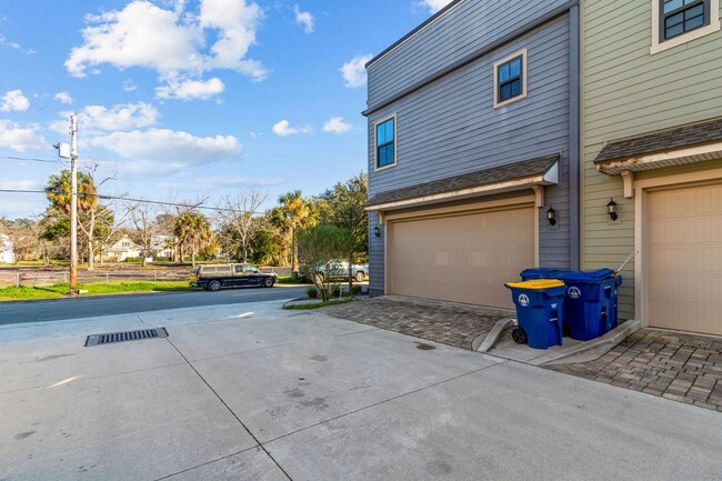 Building Photo - Harborview Townhouse