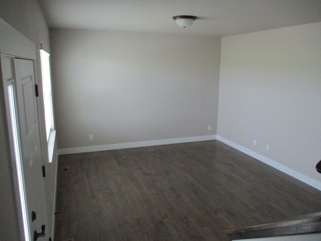 Building Photo - Beautiful 3 Bedroom, 2.5 Bath 2 Story Town...