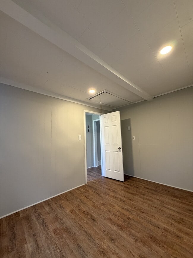 Building Photo - 140 Dillon St