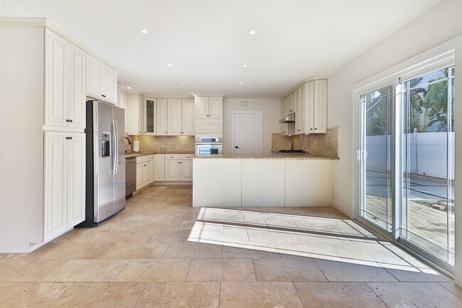 Building Photo - 8601 Santa Susana Plz