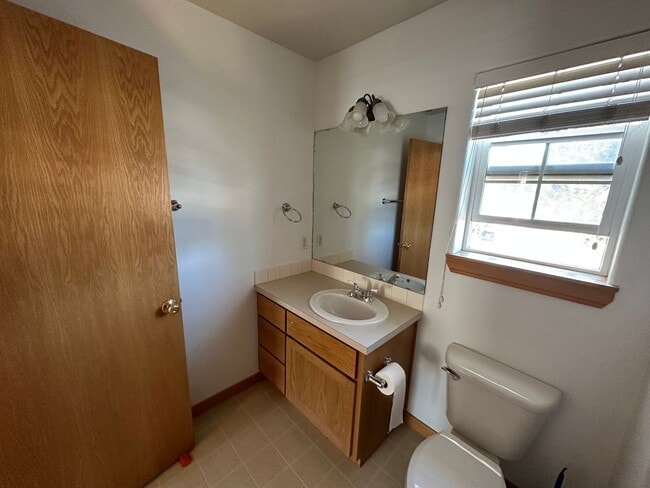 Building Photo - Bring the DOG! 3 Bdrm located in Westside Pines, All Appliances, Newer Paint In & Out, Double Gar...