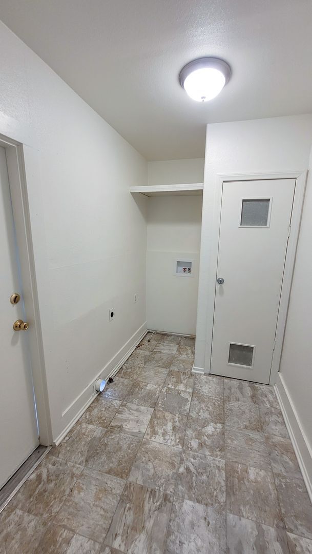 Building Photo - m6205-07