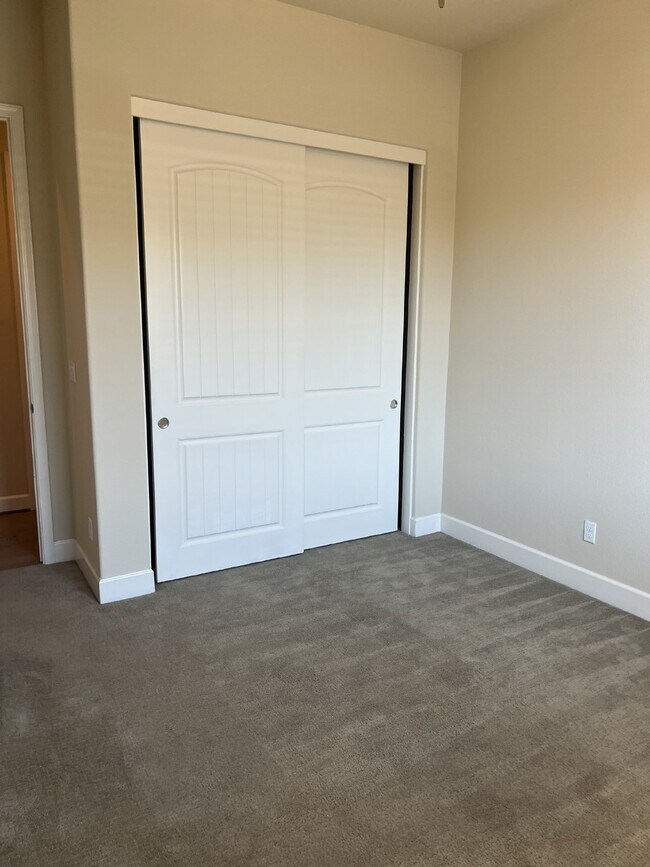 Building Photo - Stunning 4-Bed Lake View Home with Hardwood Floors