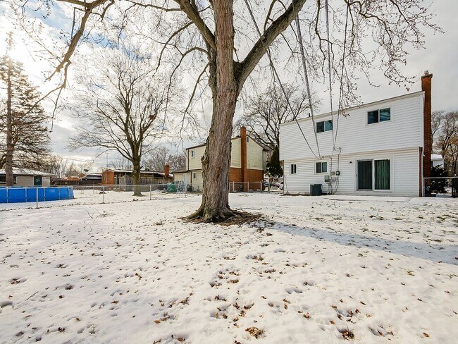 Building Photo - AVAILABLE NOW! Spacious and Inviting Westland Home!