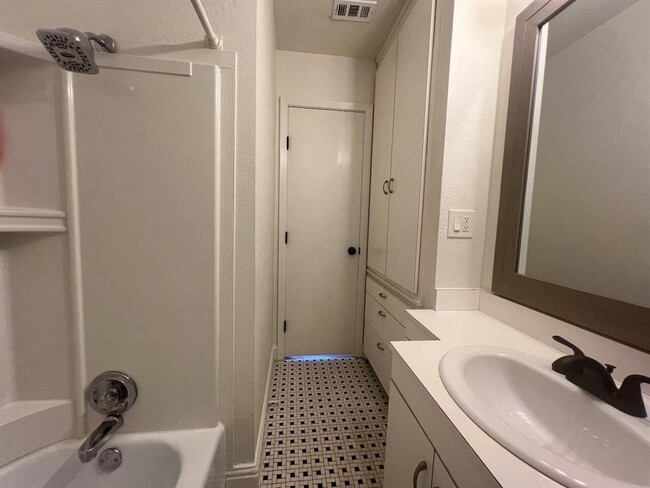 Building Photo - 928 E 56th St