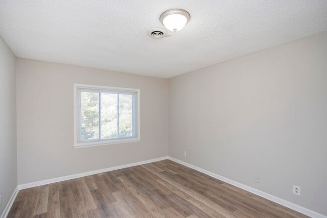 Building Photo - 421 Raintree Dr
