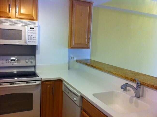 Building Photo - Nicely upgraded 2BR 2BA Condo located in the East Tower at the Opera Plaza!
