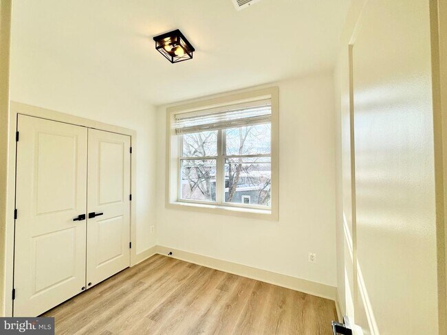 Building Photo - 1802 11th St NW