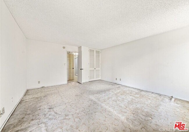 Building Photo - 321 N Oakhurst Dr