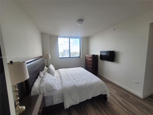 Building Photo - 999 SW 1st Ave