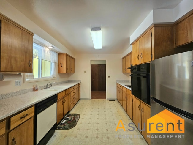 Building Photo - Two Bedroom- Two Full Bathroom Home in des...