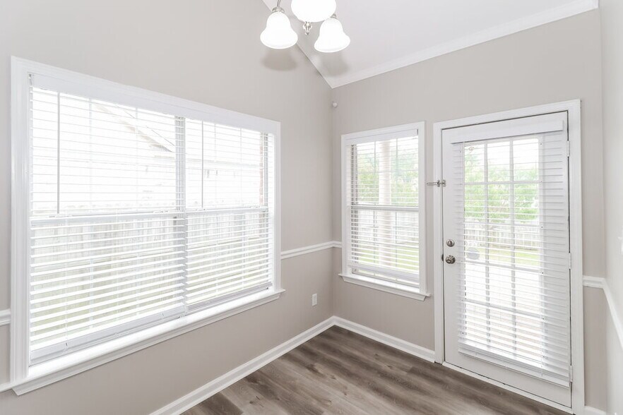 Building Photo - 8645 Valmont Cir