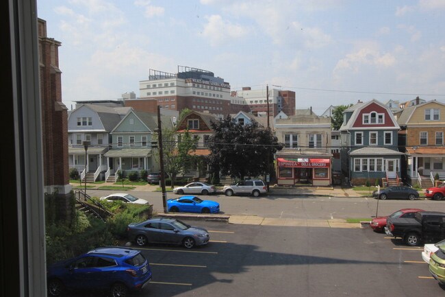 Building Photo - 607 N Main St