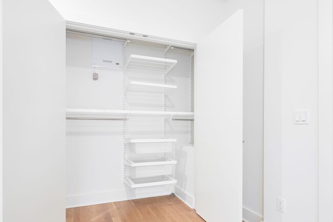 Building Photo - Sleek and modern 2 bed/2 bath in the heart...