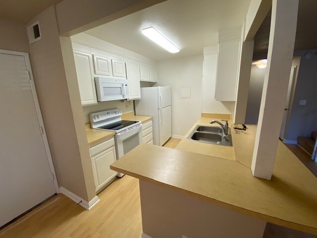 Building Photo - 8074 Woodland Dr