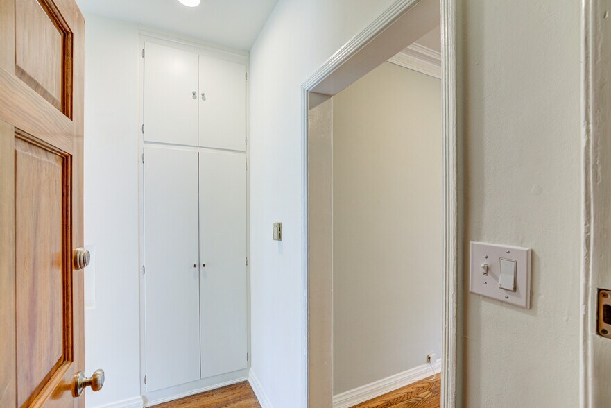Building Photo - 127 N Harper Ave