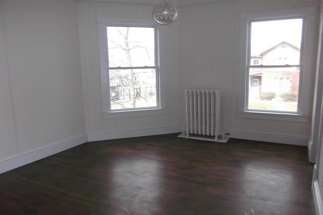 Building Photo - 50 Bank St