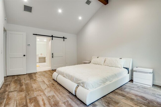 Building Photo - 14 White Fawn Dr