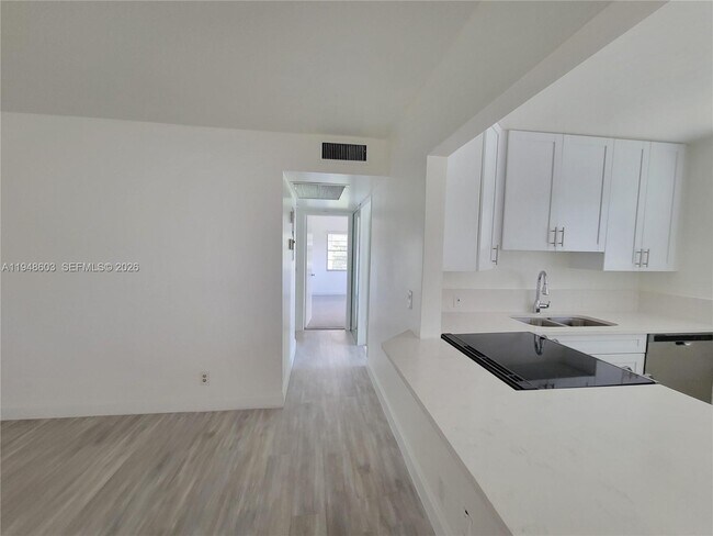 Building Photo - 196 Mansfield F