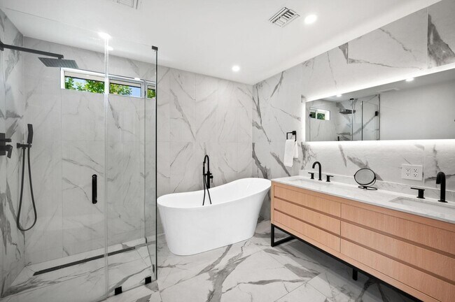 Building Photo - 2380 N Leonard Rd