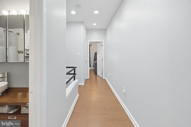 Building Photo - 2568 Collins St