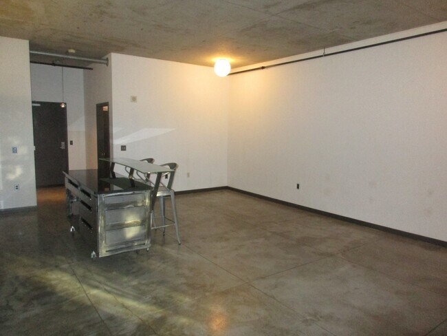 Building Photo - Streetcar Lofts - studio with 1 parking sp...