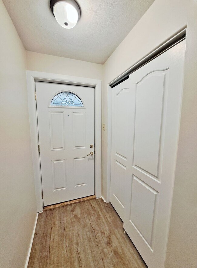 Building Photo - 3 Bed / 1-1/2 Bath Single Family Home w/ 2-Car Garage