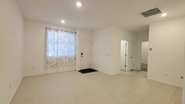 Building Photo - 7152 W Vineridge Dr