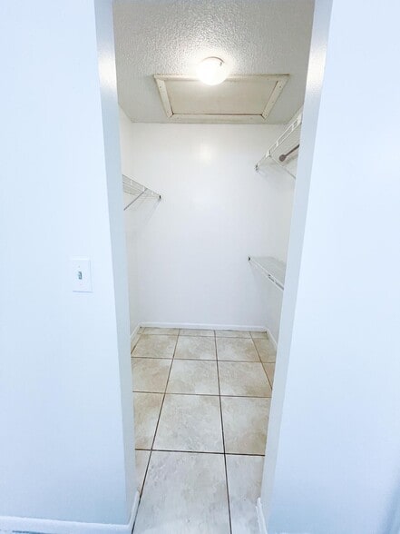 Building Photo - 4583 Barclay Cres