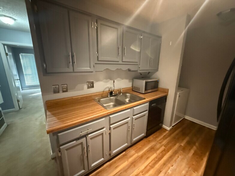 Building Photo - 12 Oak Forest Pl